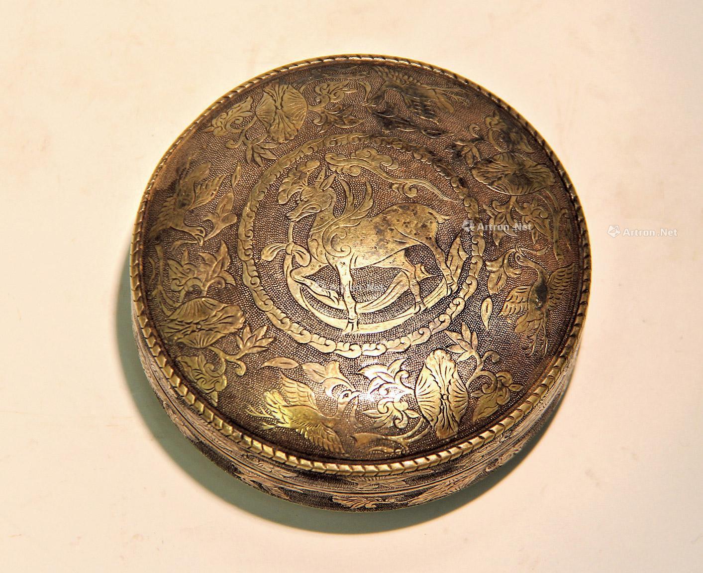 0102唐银鎏金鹿纹粉盒