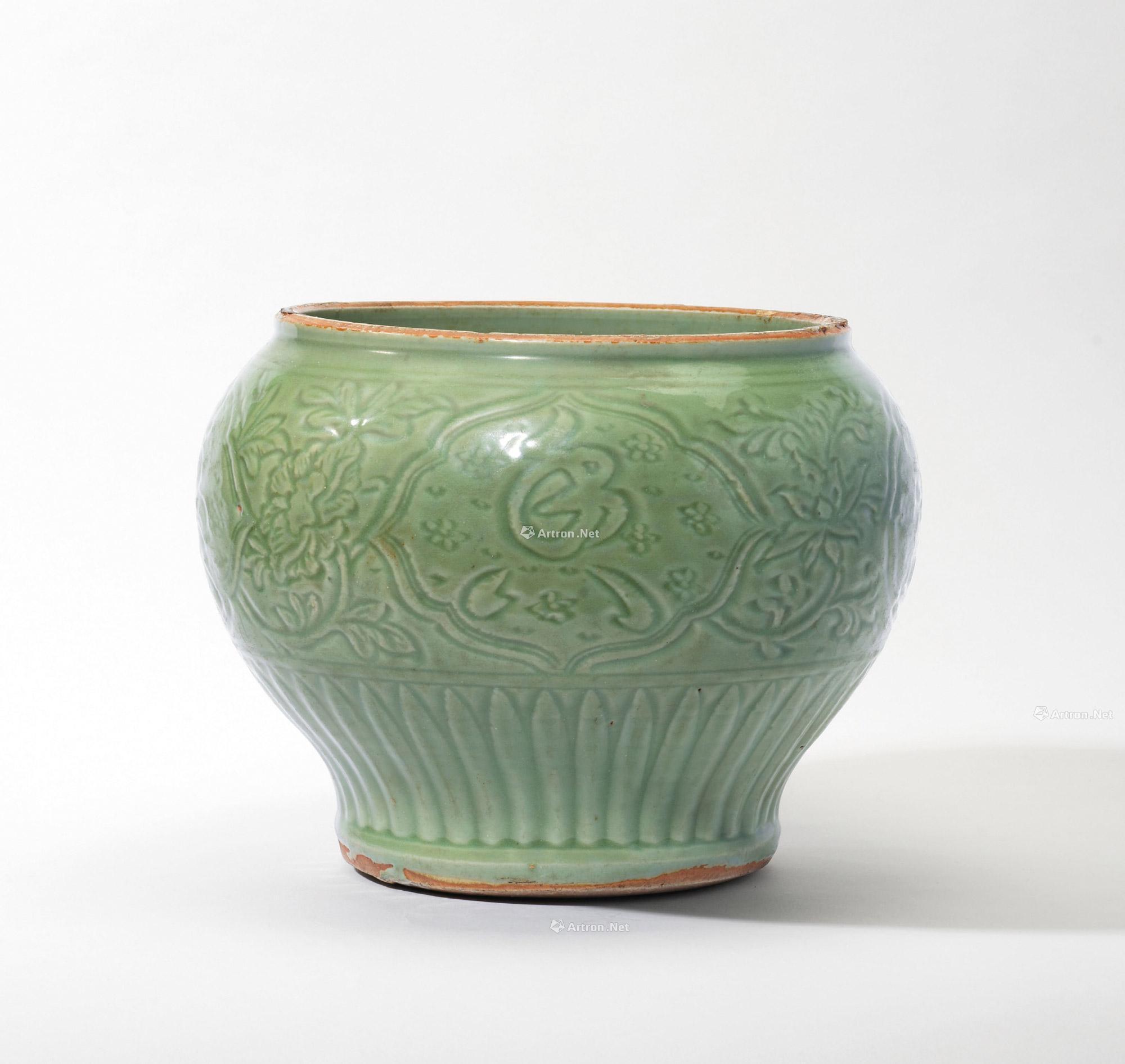 0035 元;明14世纪 龙泉窑青釉划花清香美酒纹罐