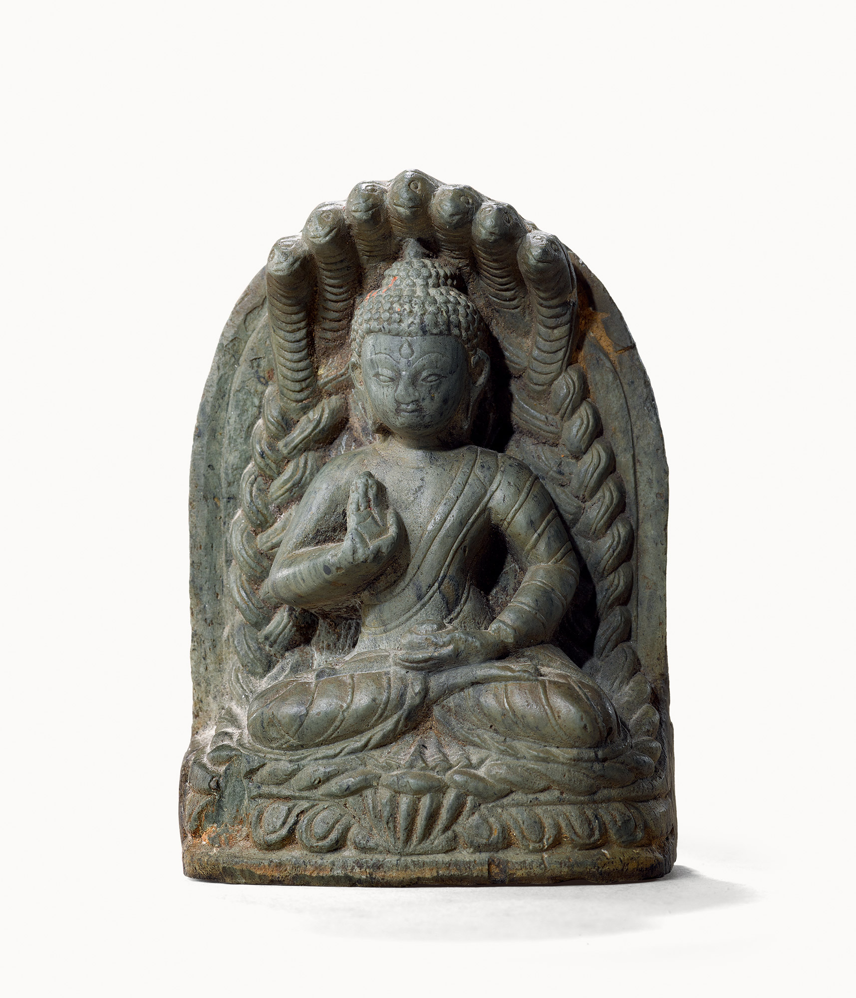 2874尼泊尔12世纪石雕龙王护佛像