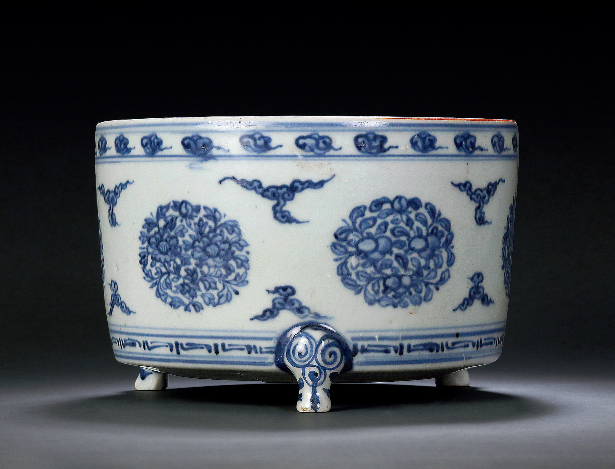 【明中期 青花团花纹三足香炉】拍卖品_图片_价格_鉴赏_明代青花瓷器