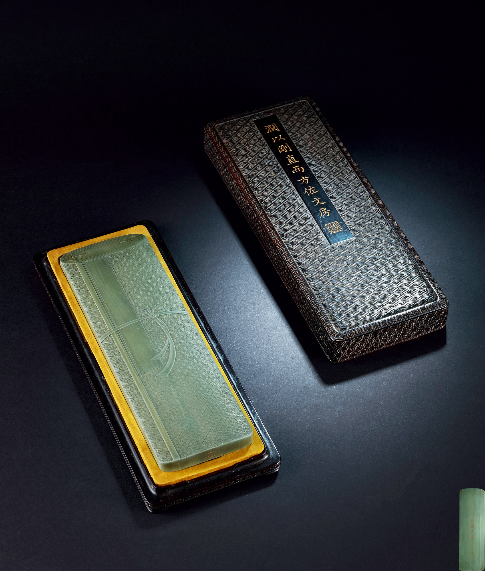 6510 清 乾隆御铭画轴式松花江石制腕枕(臂搁)