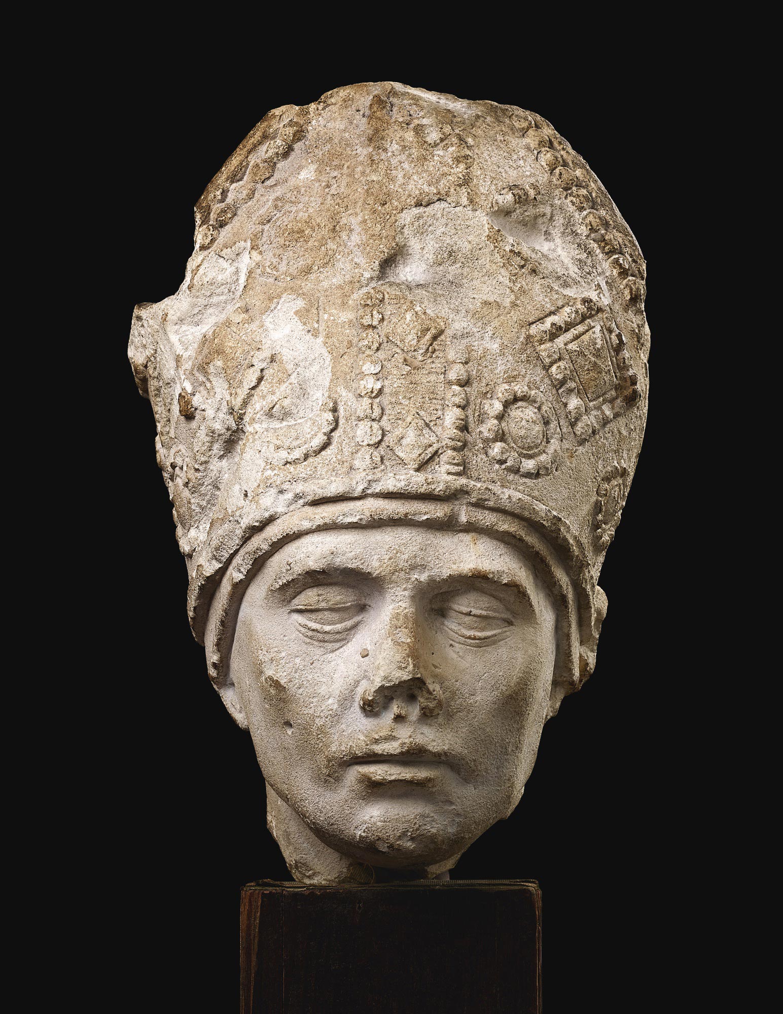 3003 十五世纪末 法国布根地石灰石雕戴冠主教头像