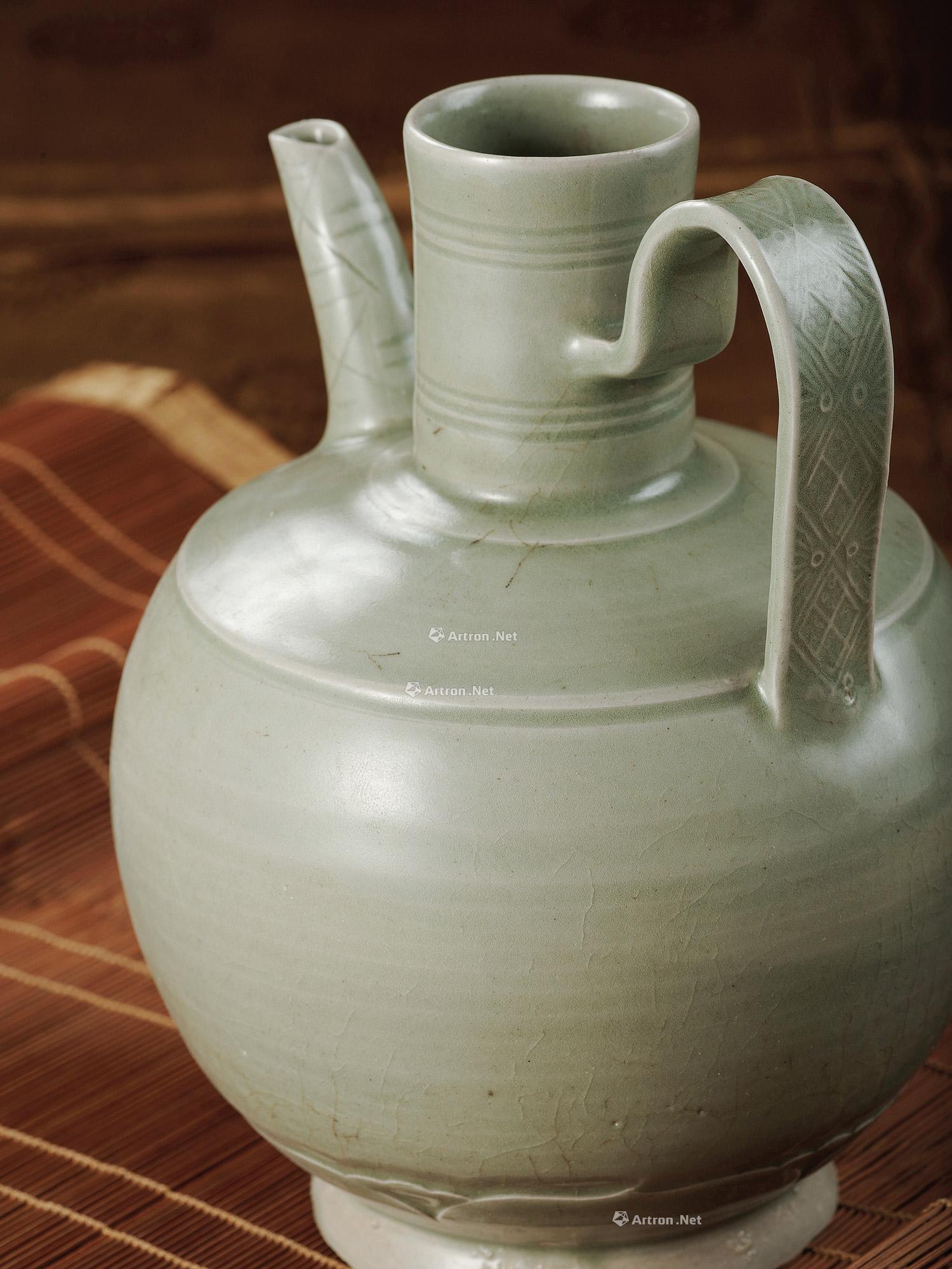 【明 耀州窑光素花柄执壶】拍卖品_图片_价格_鉴赏_明代单色釉瓷器