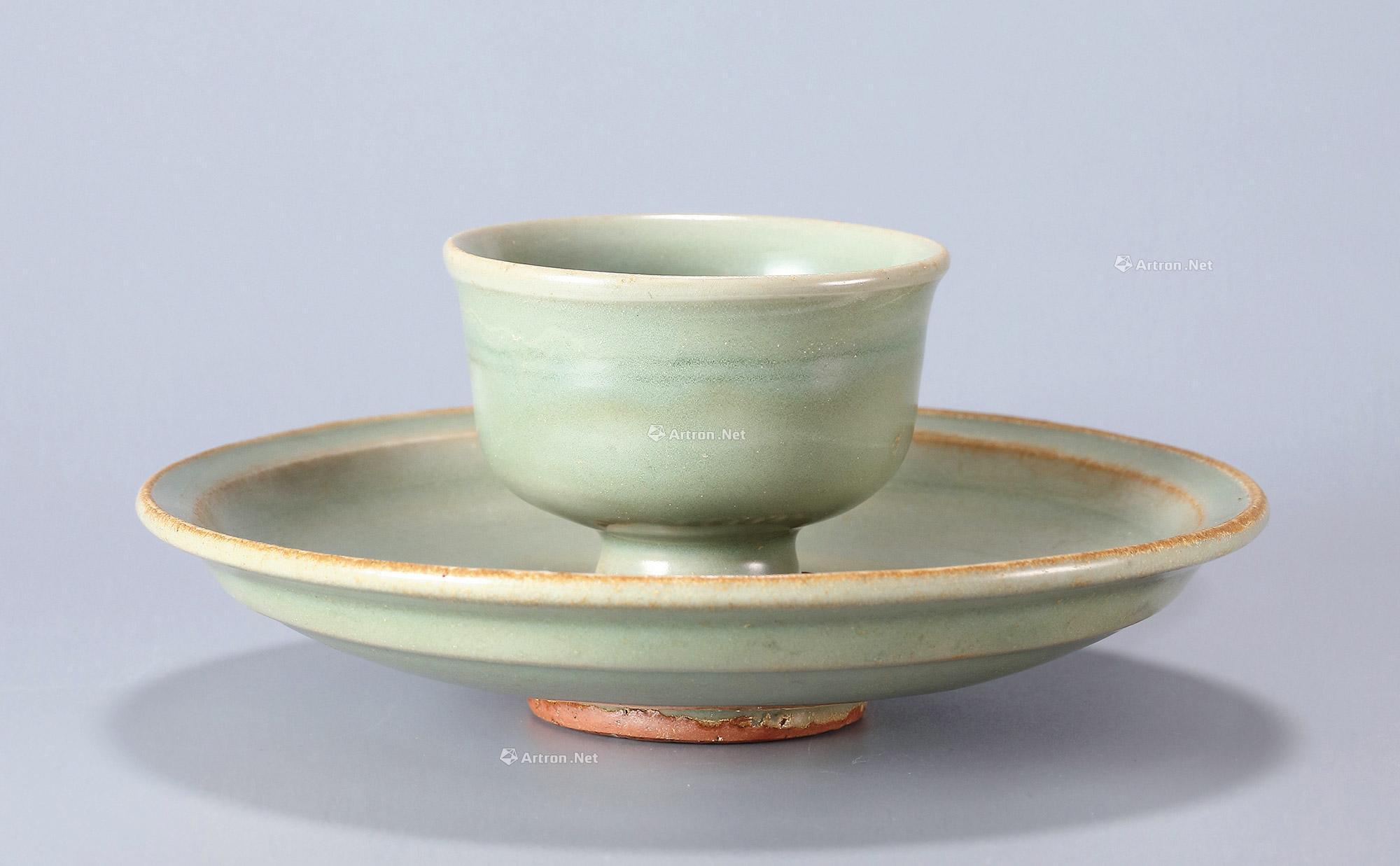 *0329 元 龙泉窑露胎模印菊花纹茶盏托