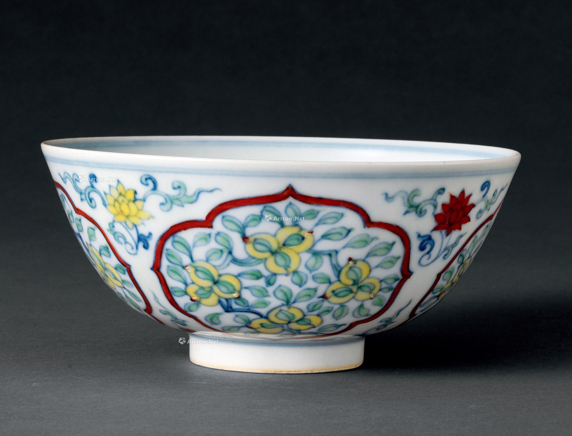 1084 清雍正 斗彩开光花果纹碗