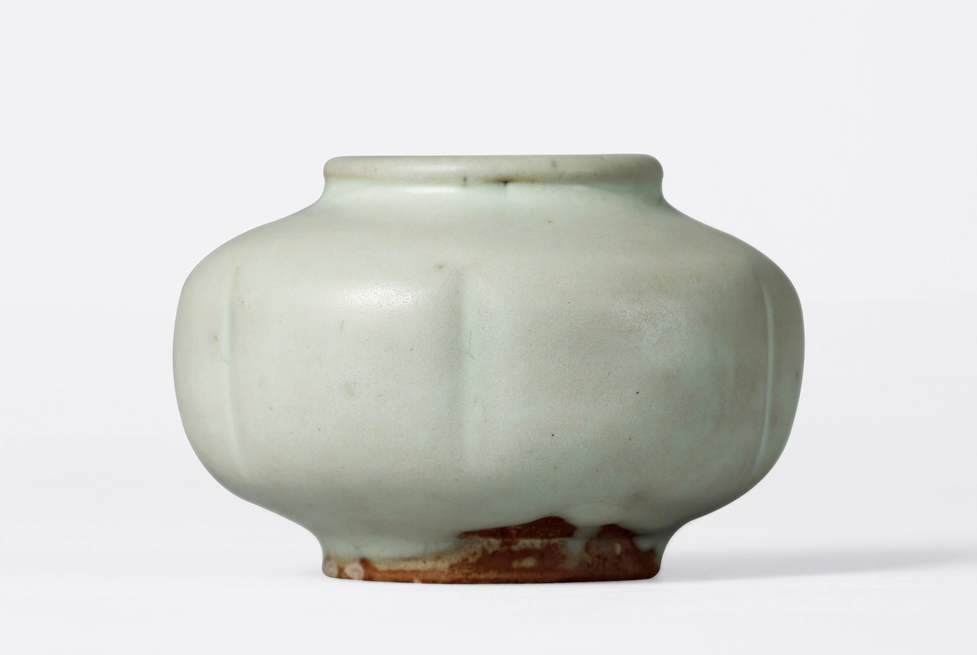 5492元钧窑月白釉倭角水盂