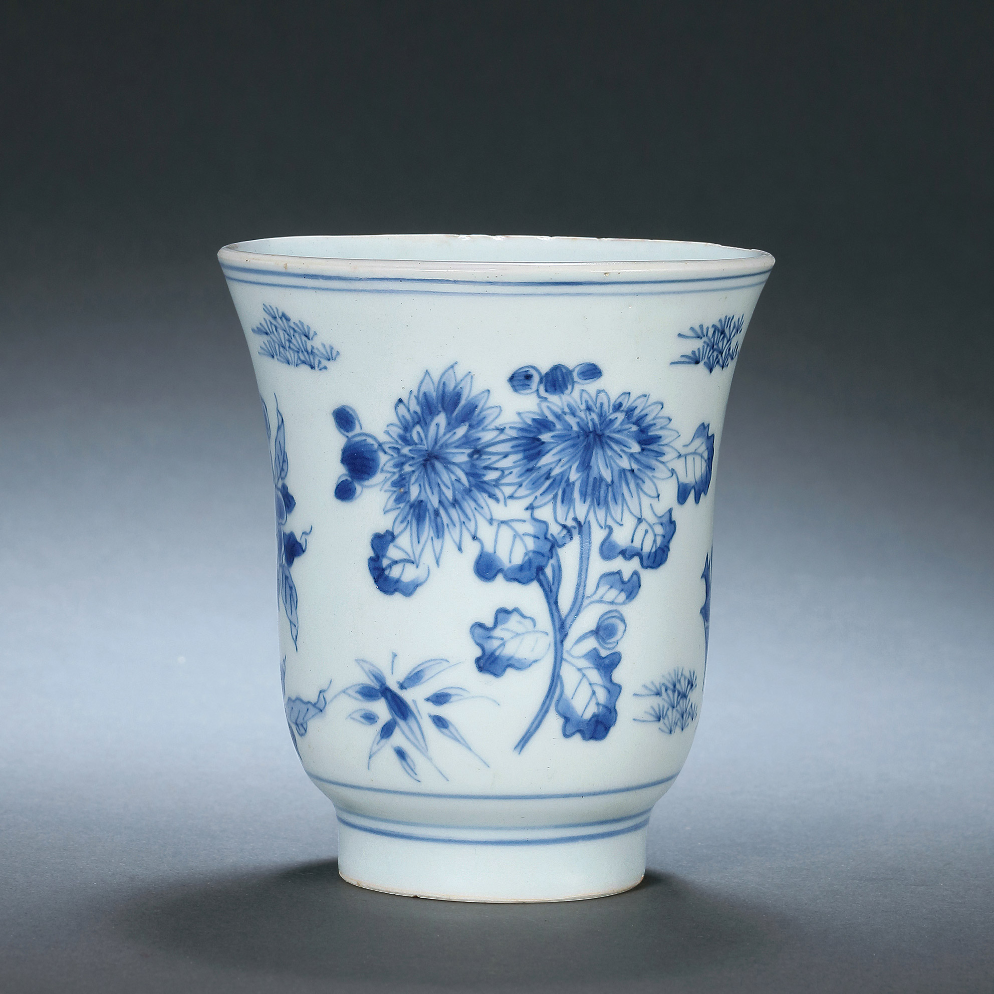 5799明崇祯青花折枝花卉纹铃铛杯