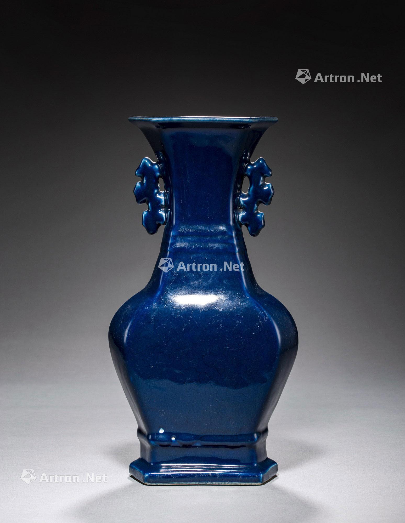 0579清中期霁蓝釉双耳瓶