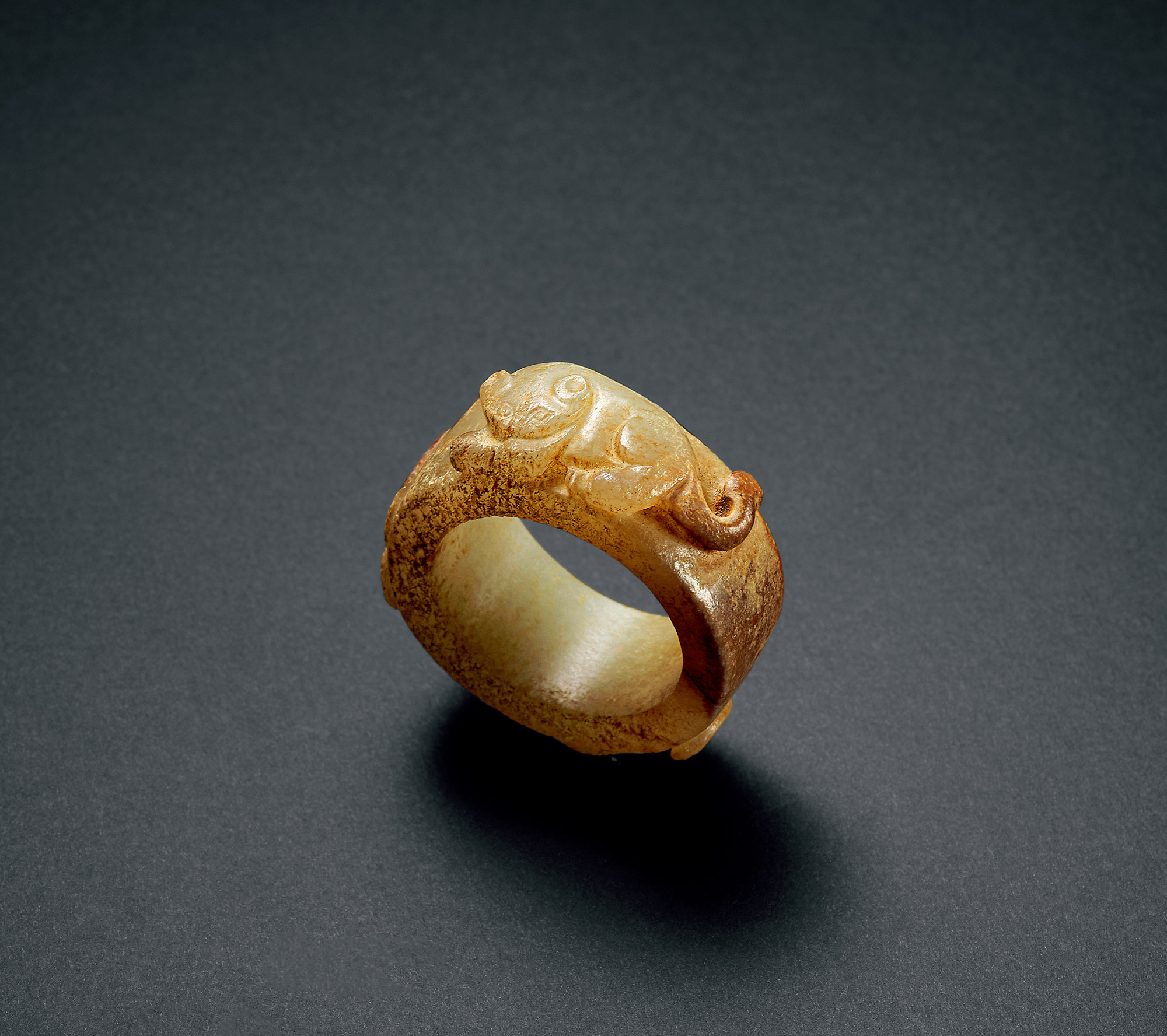 0893宋白玉高浮雕螭虎环