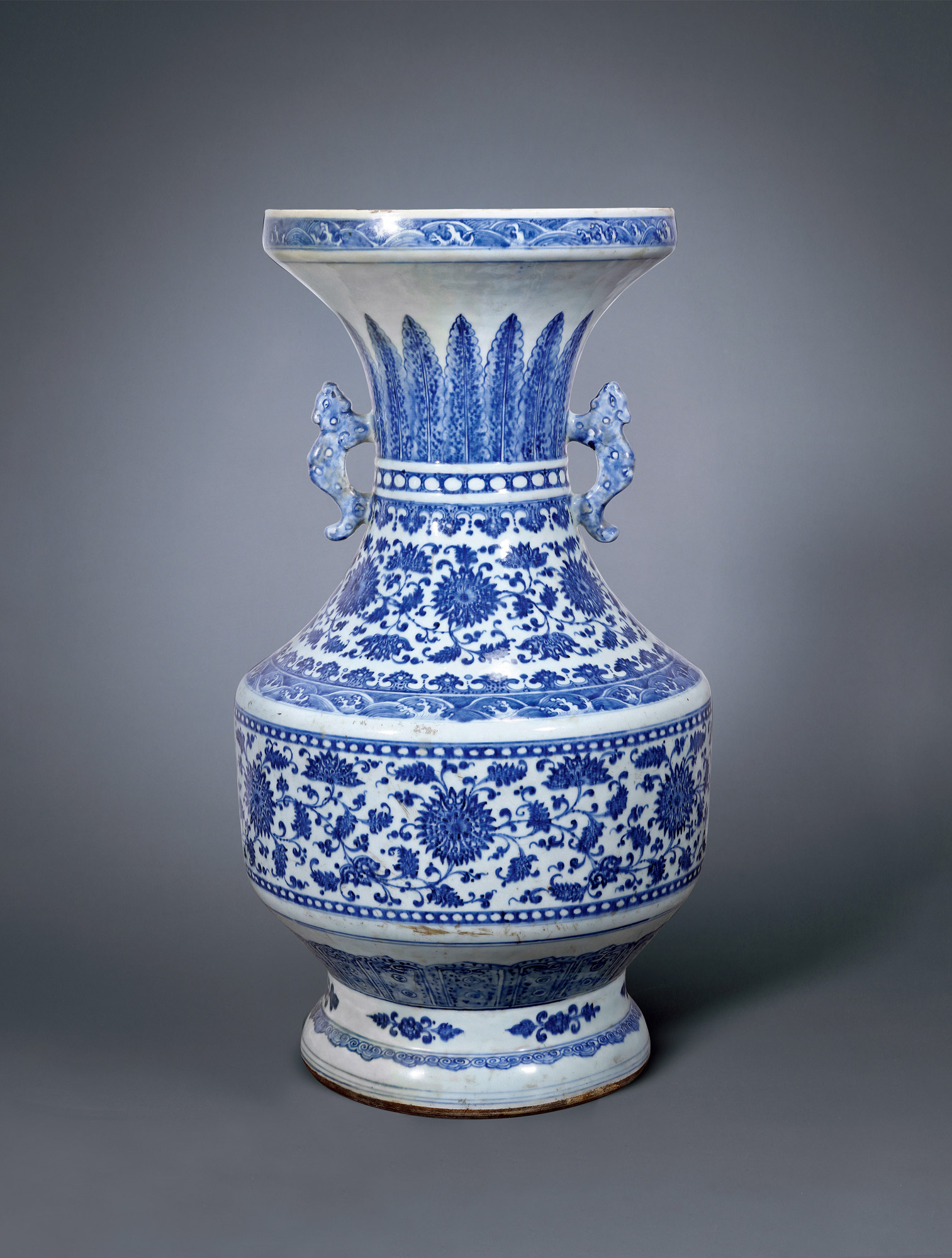 5818清乾隆青花缠枝花卉盘口双耳大瓶