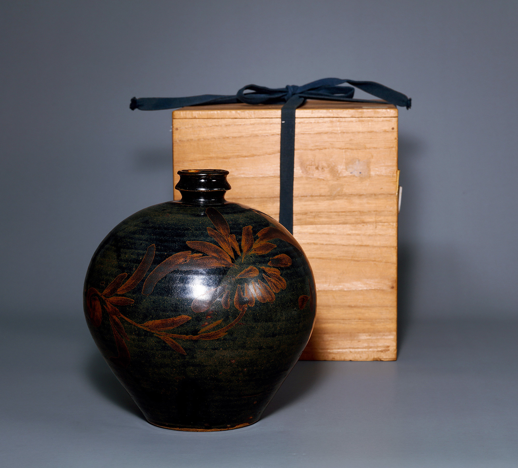 5985明黑釉铁锈花嘟噜瓶