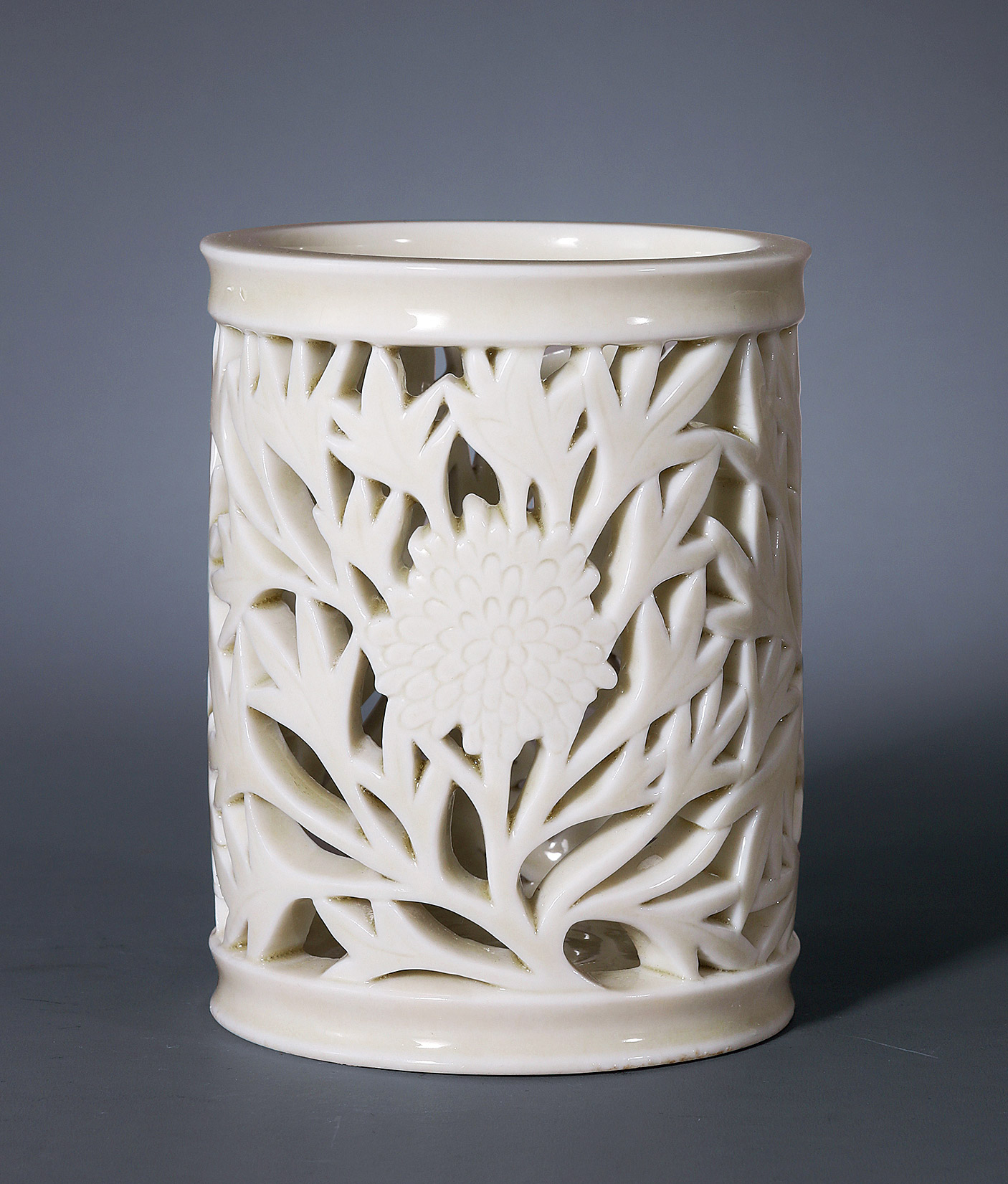 5990清早期德化窑镂空花卉笔筒