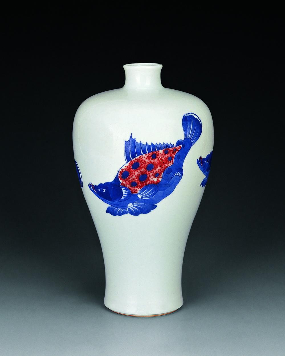 0179清康熙青花釉里红三纹鱼瓶