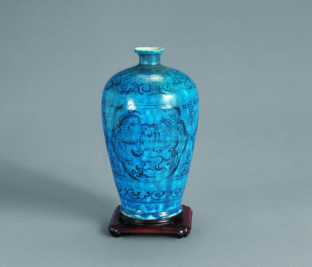 422 明成化 孔雀绿釉下青花开光人物梅瓶