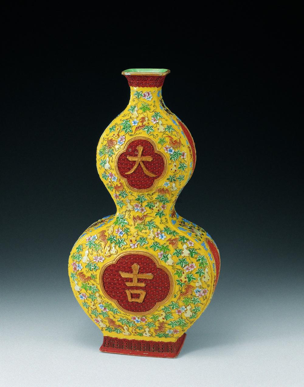 1593清乾隆黄地粉彩花卉大吉葫芦瓶