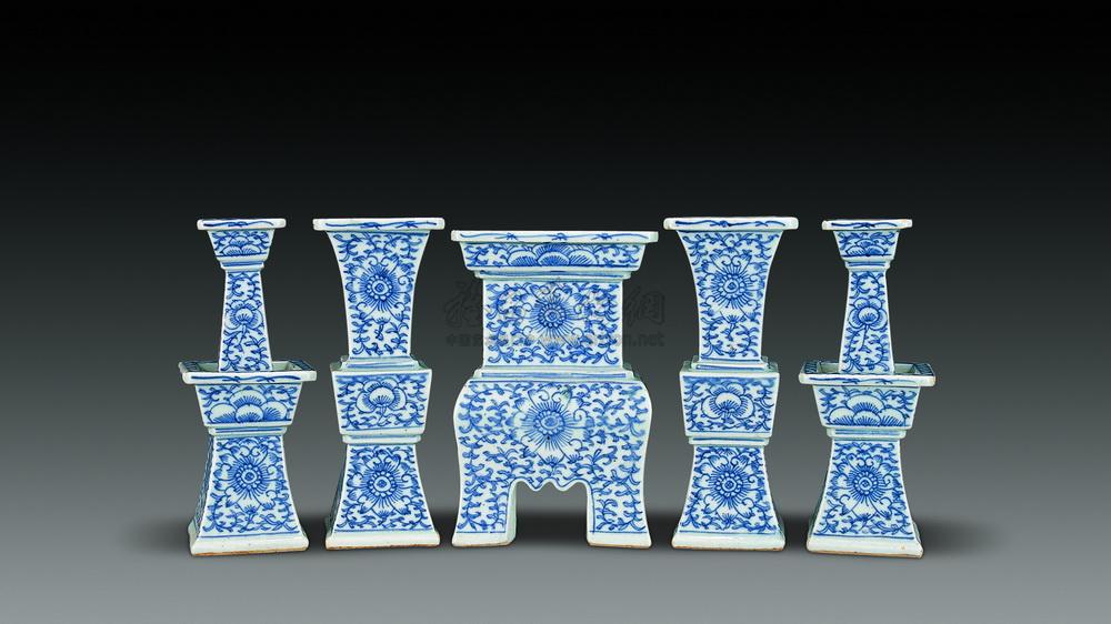 212 清嘉庆 青花缠枝莲纹五供器 (五件)