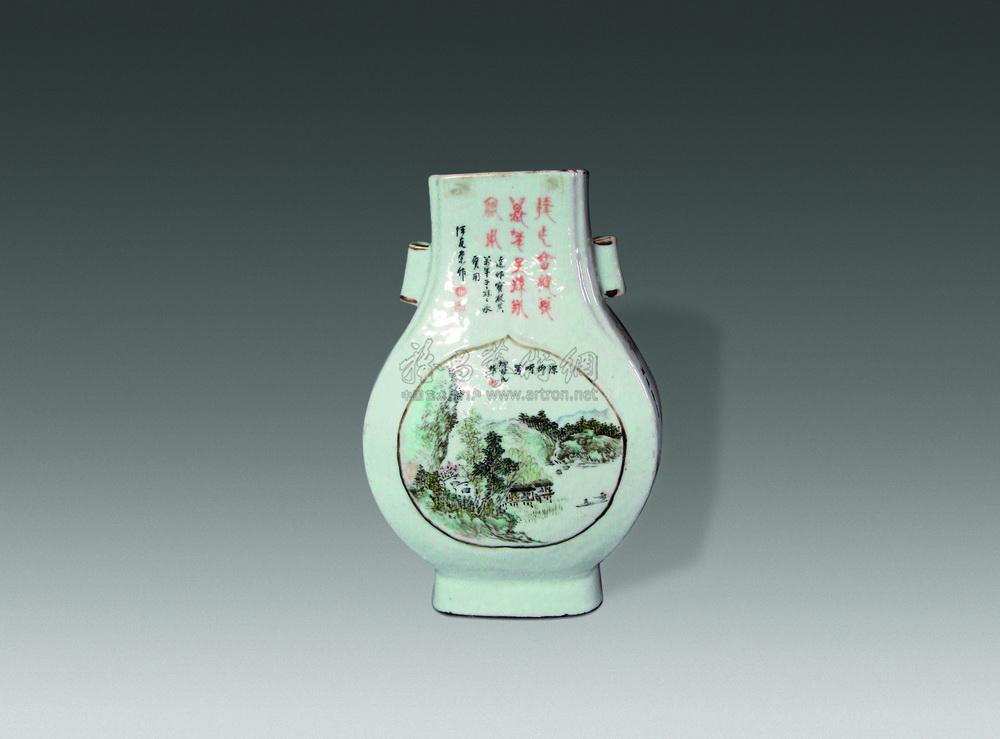 0250 清光绪 浅绛彩山水花鸟贯耳鸡心瓶