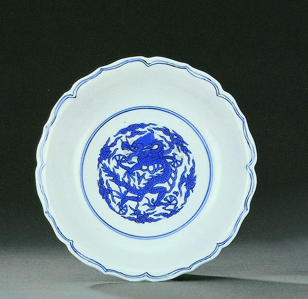 1096 明万历 青花团龙纹莲瓣盘