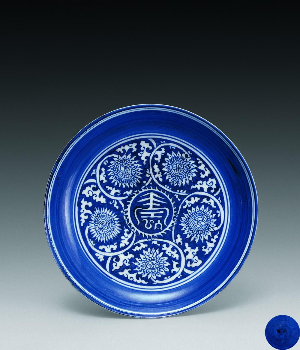 蓝地白花缠枝莲托寿字盘】拍卖品_图片_价格_鉴赏_明代青花瓷器_雅昌