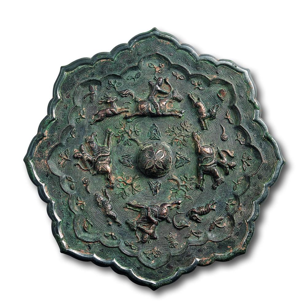 3026唐银背狩猎纹菱花镜