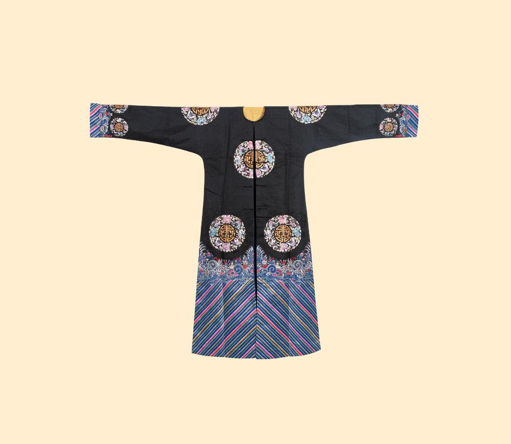 2342清黑地彩绣花卉团寿字袍服