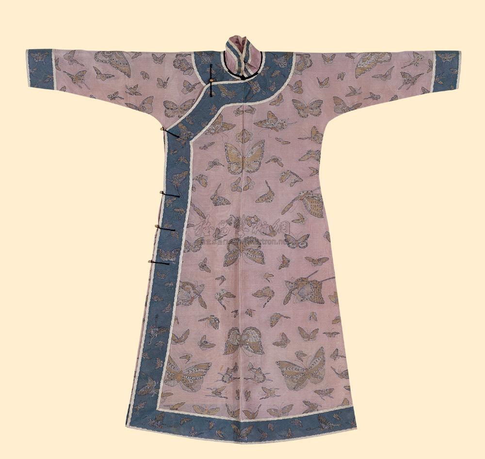 1649清浅藕荷色大纱地纳金百蝶纹旗装
