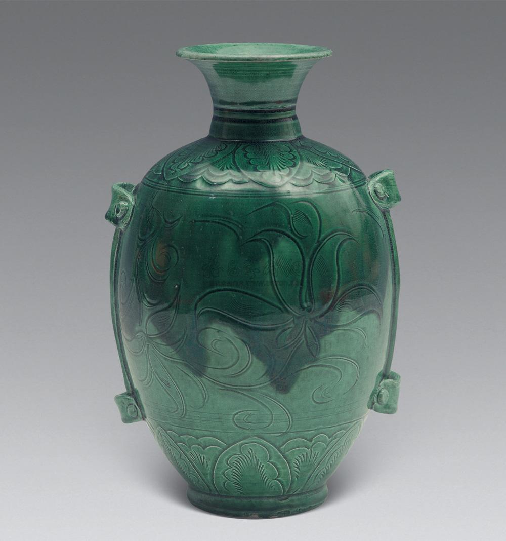 0218宋定窑绿釉刻花贯耳瓶