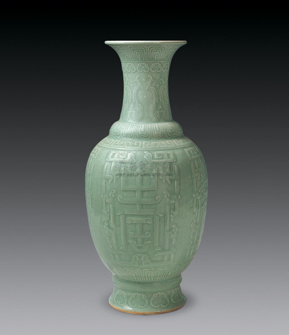 0283清乾隆豆青釉印花夔龙纹寿字瓶