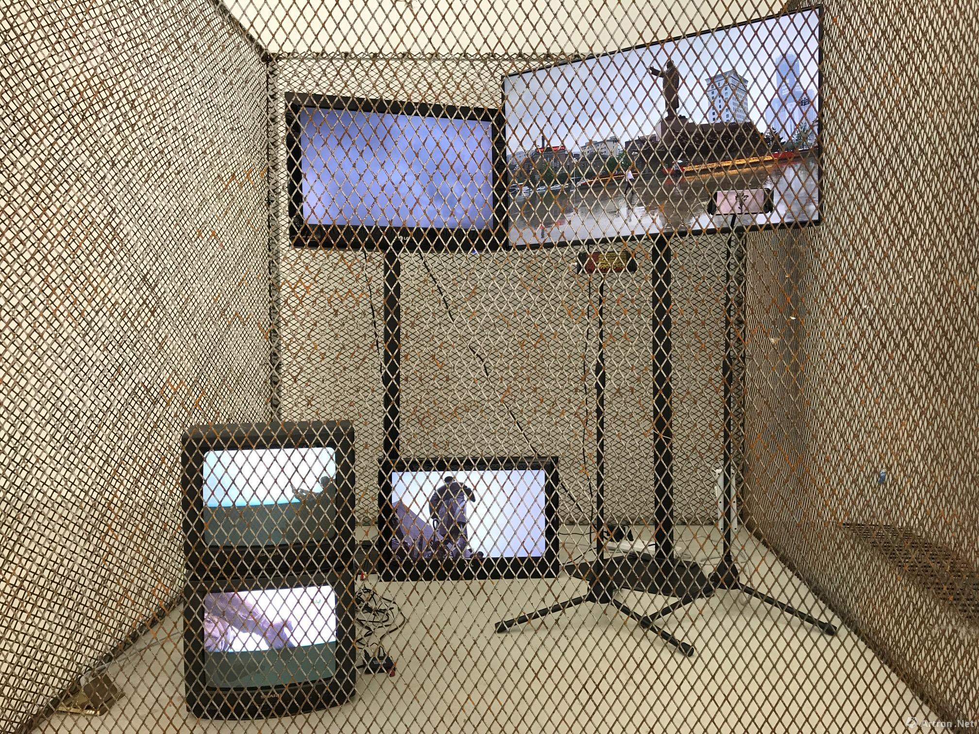 《广场》  宋兮 尺寸可变 2018年 影像装置