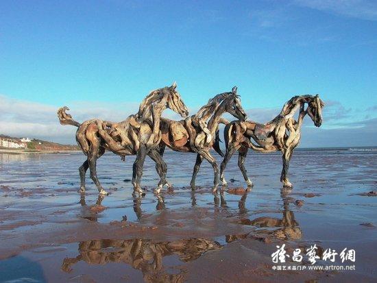 艺术家用海滩浮木雕成骏马