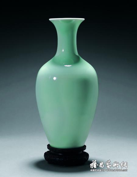 清雍正粉青釉观音瓶大清雍正年制款h 27 cm rmb: 2,800,000