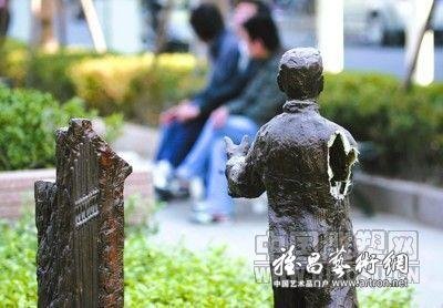 上海顾正红纪念馆前烈士雕像被割掉右臂