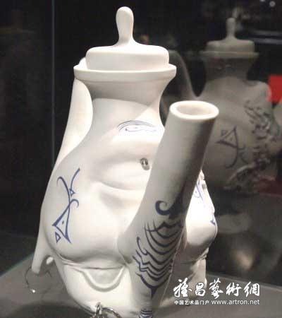 另类的瓷器雕塑艺术：《野蛮》的茶壶