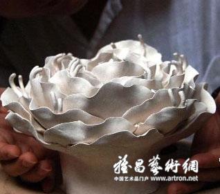 汶川地震一周年：大地震中罹难孩子骨灰烧成雕塑“生命之花”