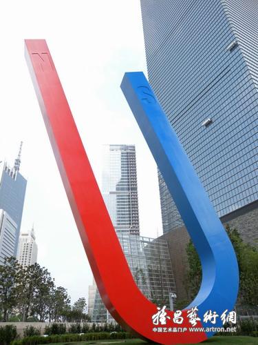 刘建华最新公共雕塑“磁”现身上海陆家嘴