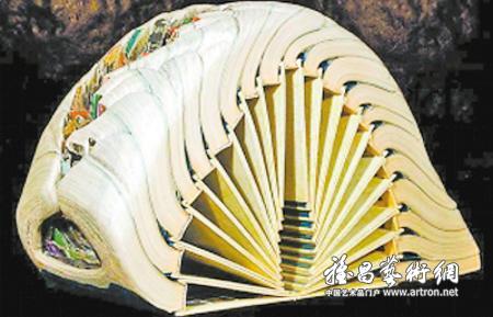 美艺术家将旧书变雕塑