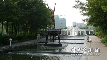 达利苏泰雕塑名作“落户”上海艺博苑