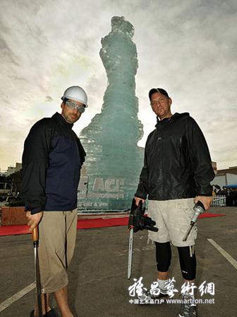 世界上最高的冰雕在美国亮相 高约48英尺