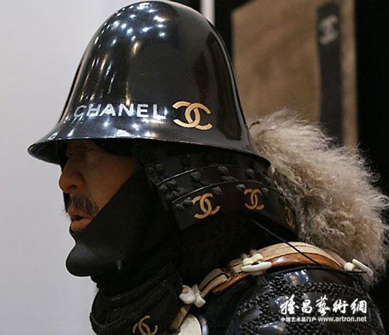 日本艺术家让日本武士穿CHANEL盔甲