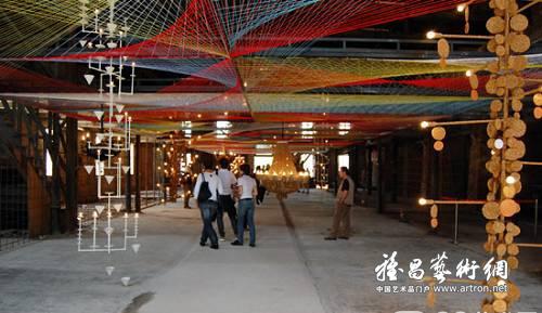 欧洲最大霓虹装置照亮伦敦地铁站