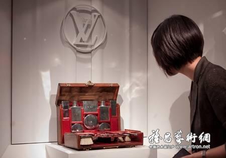 20多件参博古董箱包再现恒隆