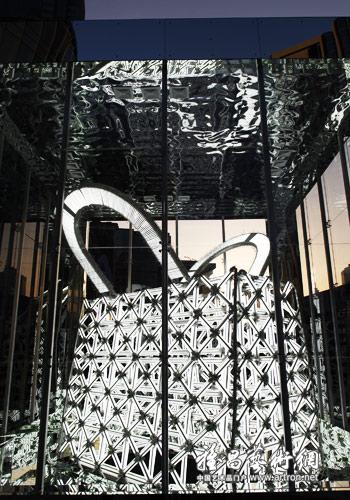 李松松巨型装置“Lady Dior”光耀上海