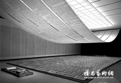 作品《凤凰》而引起多方关注的海归派艺术家,中央美术学院副院长徐冰