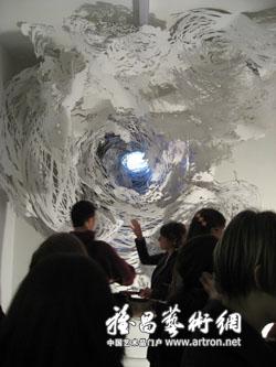 纽约艺术家行云流水般的纸雕塑