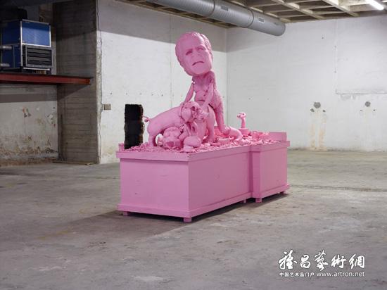 保罗•麦卡锡：小布什面孔的“猪之岛屿”雕塑