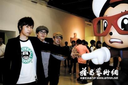 阿信跨界创作艺术装置 自诩实习生大呼“我很害怕”