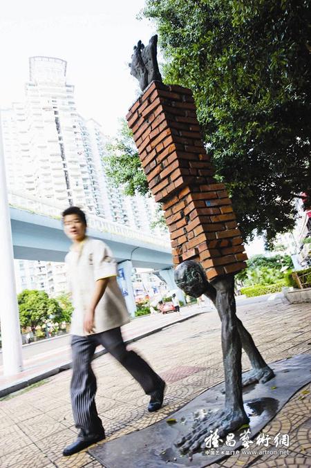 “房奴雕塑”现身厦门街头引热议(图)