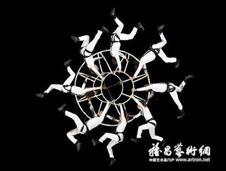 墨尔本国际艺术节开幕上演高空行为艺术