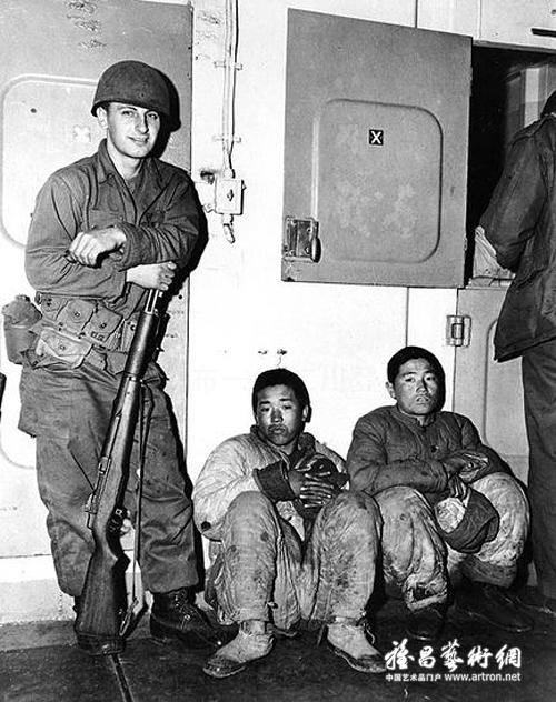 1950年12月,美军押送两名被俘士兵从兴南前往釜山