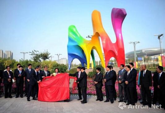 新疆乌市市长论坛纪念雕塑揭牌